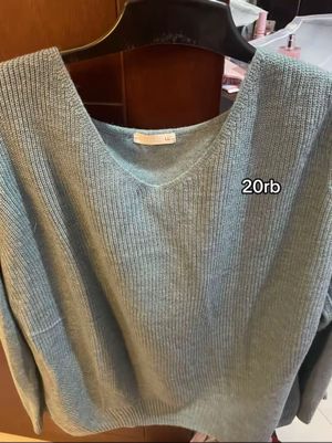 sweater biru muda, bahan adem tebel dingin (20rb aja)!