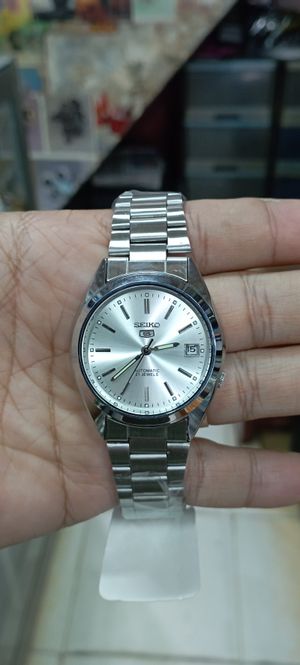 Jam tangan pria Seiko 5 otomatis tanggal