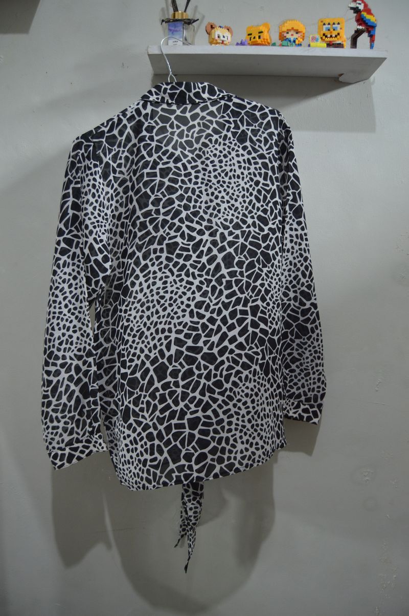Kemeja Hitam Abstrak, foto 3