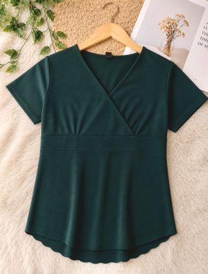 Baju blouse berkerah V-neck dengan gaya wrap slim fit outfit