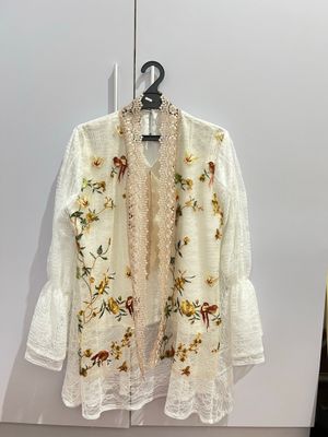 White flower top