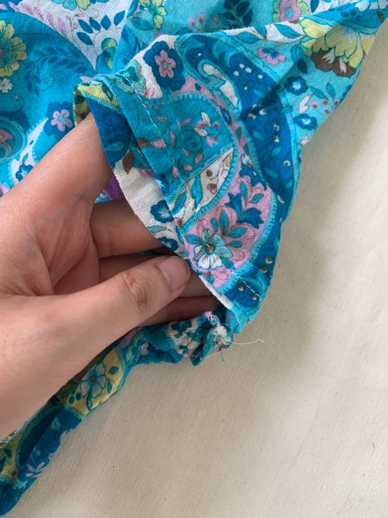 Vibrant blue paisley short sleeve button down blouse, foto 7