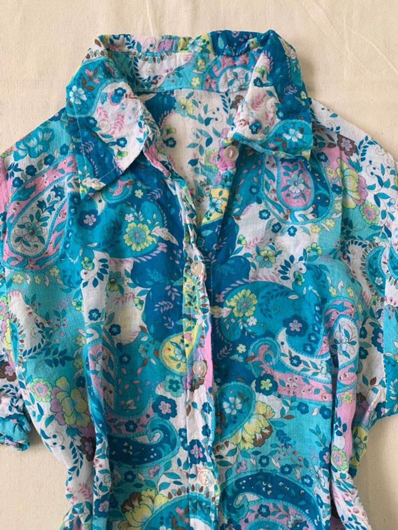 Vibrant blue paisley short sleeve button down blouse, foto 5