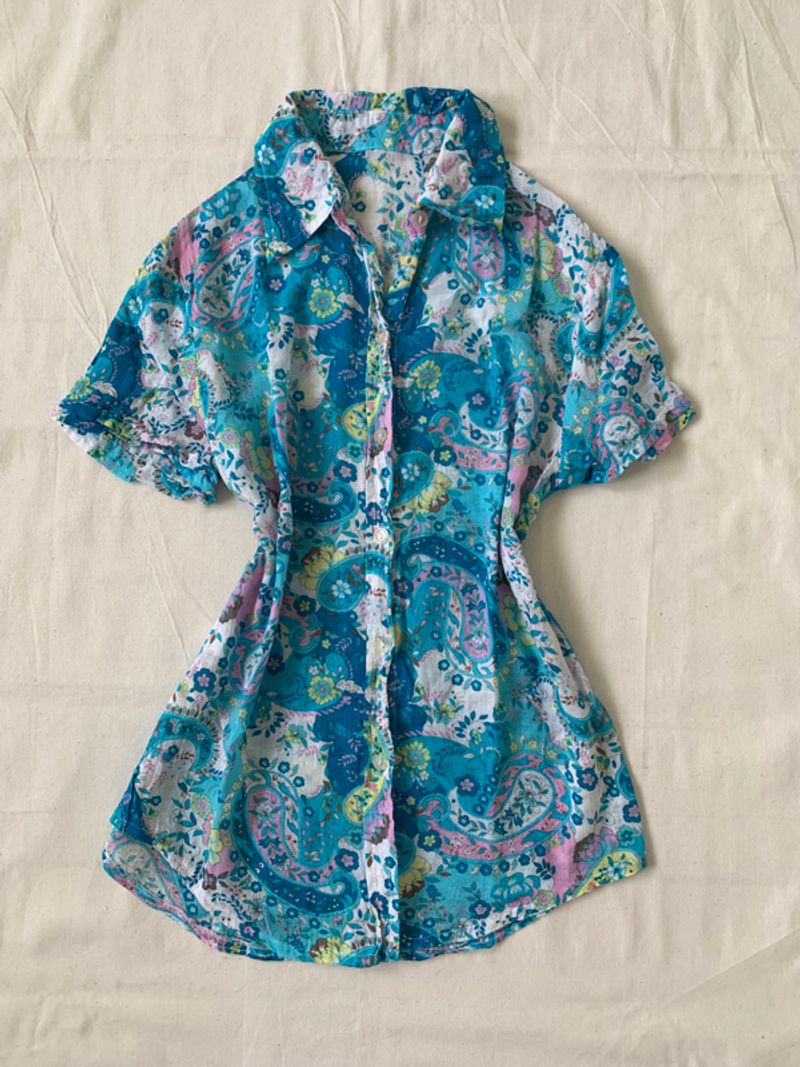 Vibrant blue paisley short sleeve button down blouse, foto 4