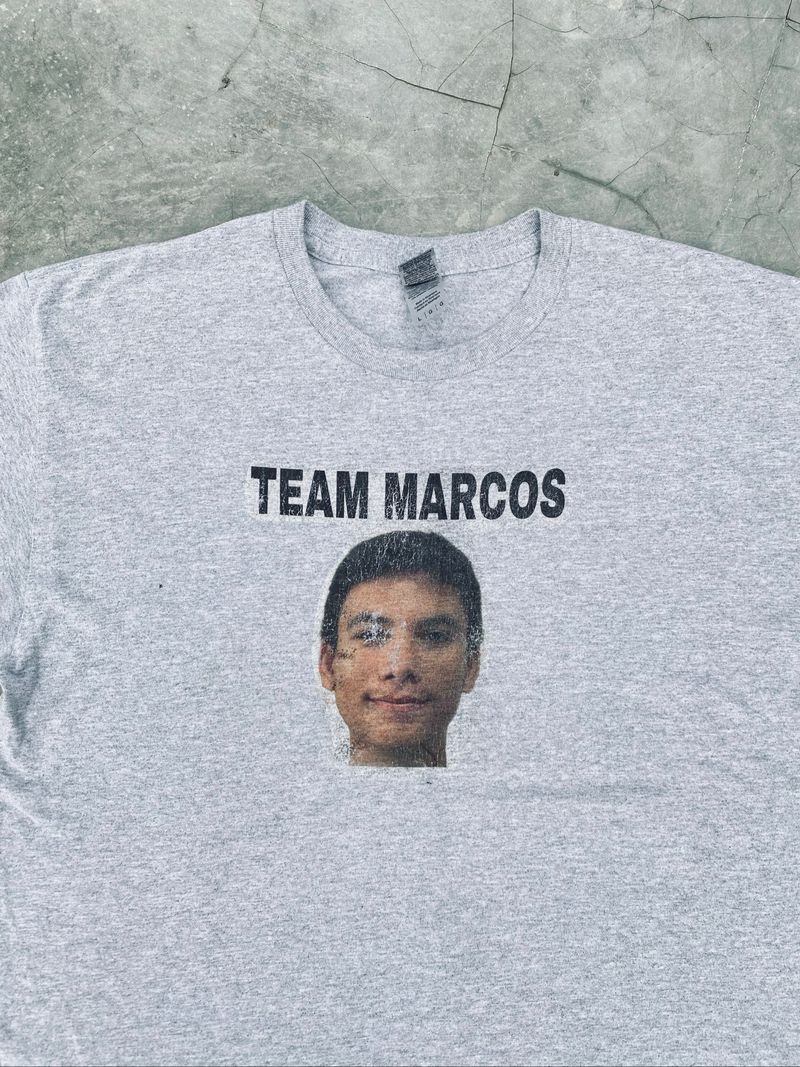 Graphic Tee – “TEAM MARCOS” Gildan, foto 2