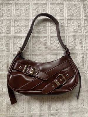 buckles brown shoulderbag