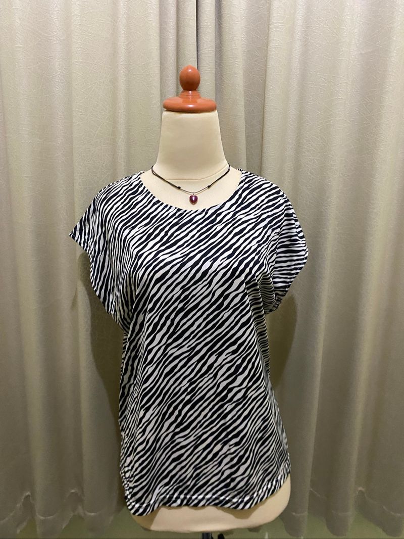 Monochrome Zebra Print Top - Bold Batwing Blouse, foto 3