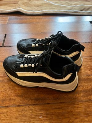 Sepatu Olahraga PVN