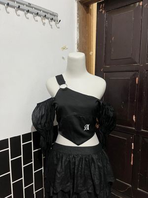 crop Sabrina hitam