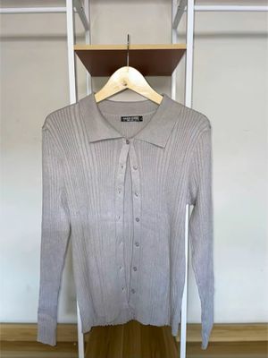 Cardigan Abu-abu Berkerah