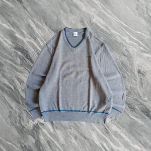 Knitwear kerah V 3D Cable
