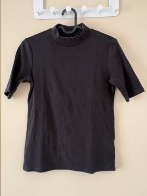 Uniqlo Turtleneck Lengan Pendek Hitam