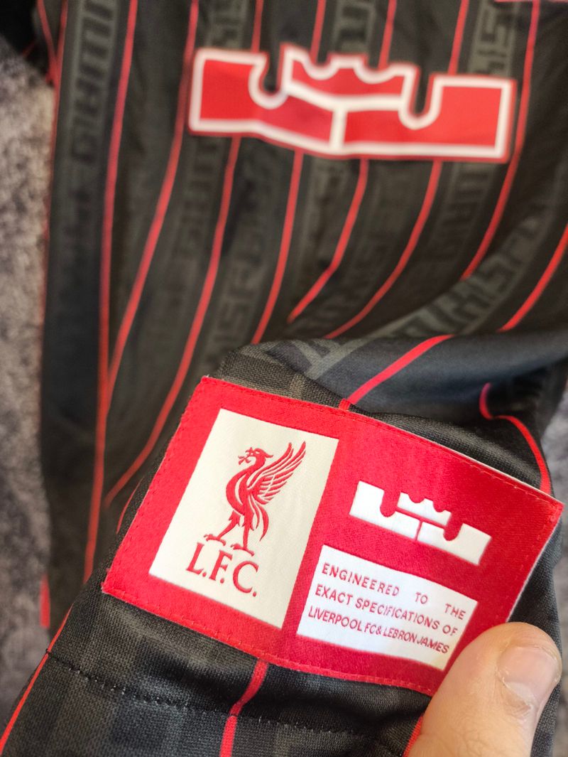 LeBron x Liverpool FC, foto 4