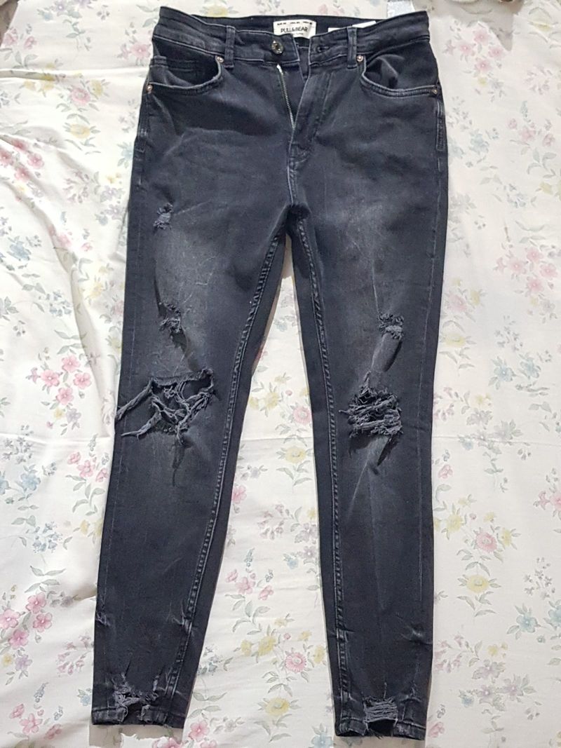 Celana Jeans Hitam Pull and Bear Ripped Lutut, foto 2