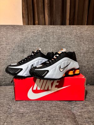 NIKE SHOX R4