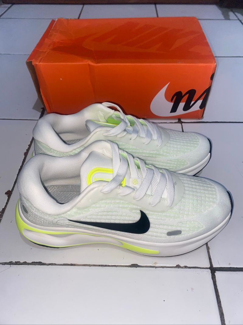 Sepatu Nike Journey Run 'White Barely Volt', foto 5