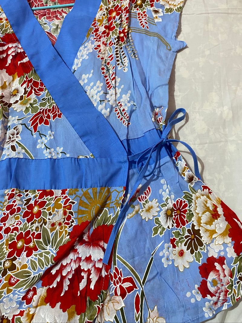 Blue Floral Style Wrap Top Preloved, foto 3