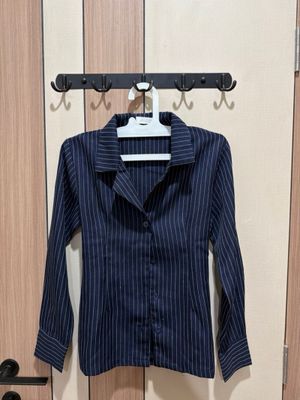 Kemeja Garis Navy