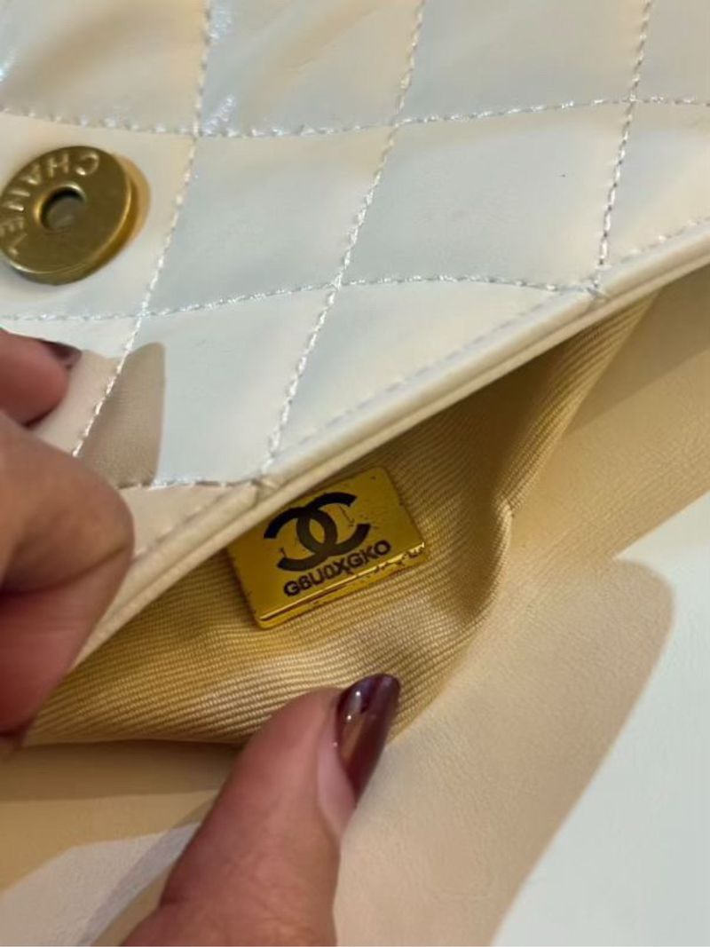 Chanel Quilted Hobo Bag Putih, foto 3