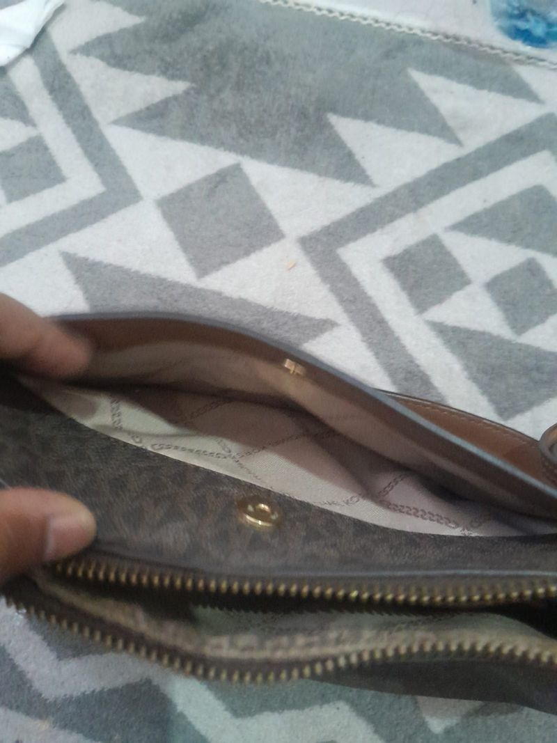 Tas Michael Kora, foto 2