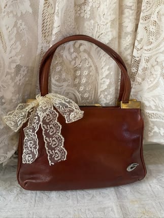 brown leather shoulderbag