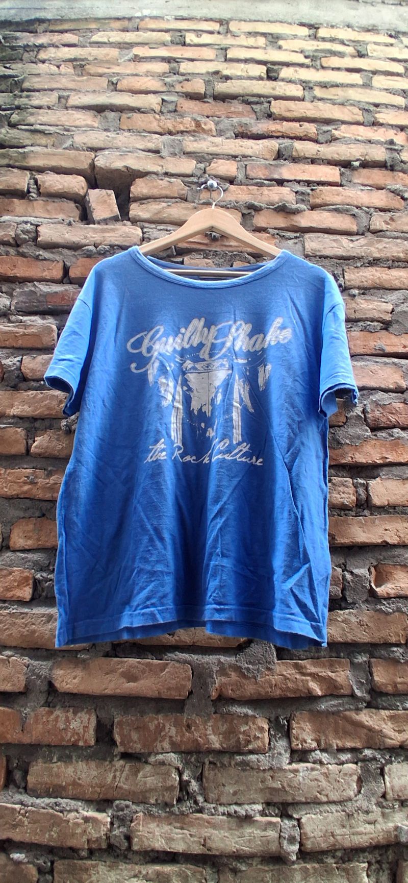Kaos biru, foto 2