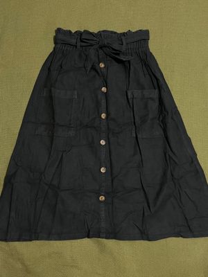 rok hitam tali kancing