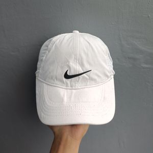 Nike Hat Wanita white