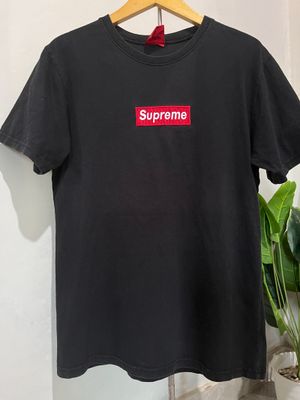 Supreme thsirt hitam