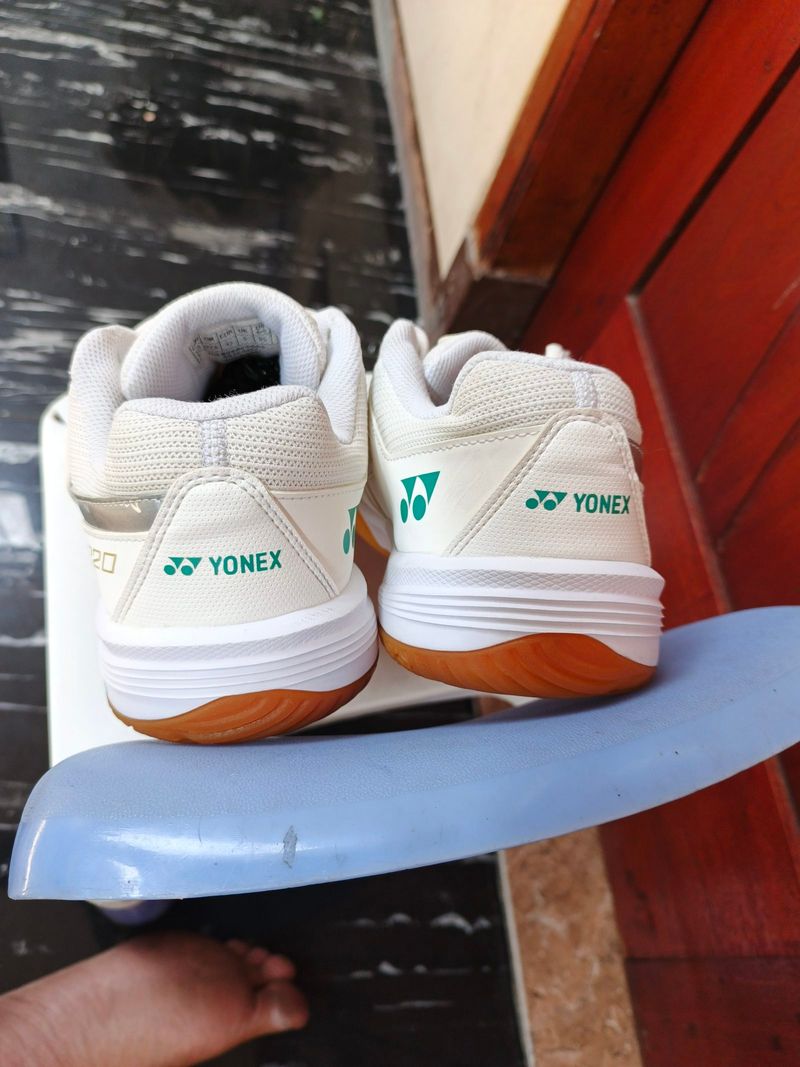 Sepatu Yonex Power Cushion SHB 220, foto 4