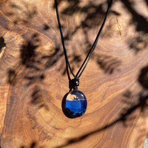 Hendgift kalung Sea & man in boat glow in the dark