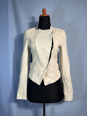 Blazer Crop Wanita Warna Krem Model Kerah Asimetris Miring