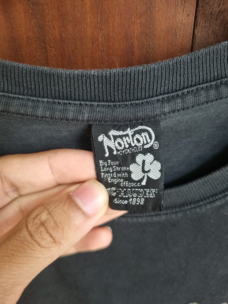 kaos Norton, foto 3