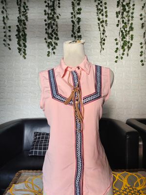 Sleeveless shirt dengan sentuhan gaya Bohemian.