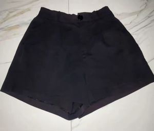 celana pendek hitam