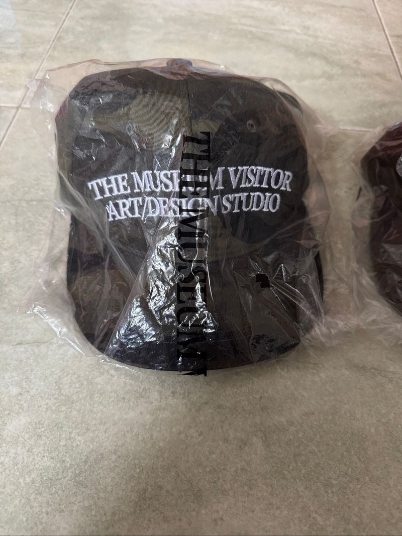 the museum visitor camo embroidery fitted cap, foto 2