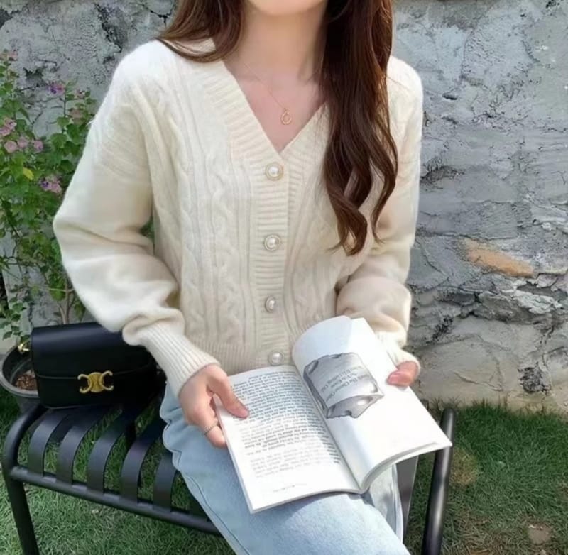 Cardigan Rajut Putih V-Neck Kancing Mutiara, foto 2