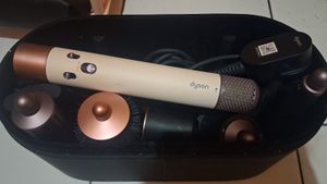 Hairdryer and styler Dys*n airwrap