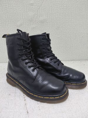 Dr.martens 8 hole fullblack
size 35 insole 22.5 cm