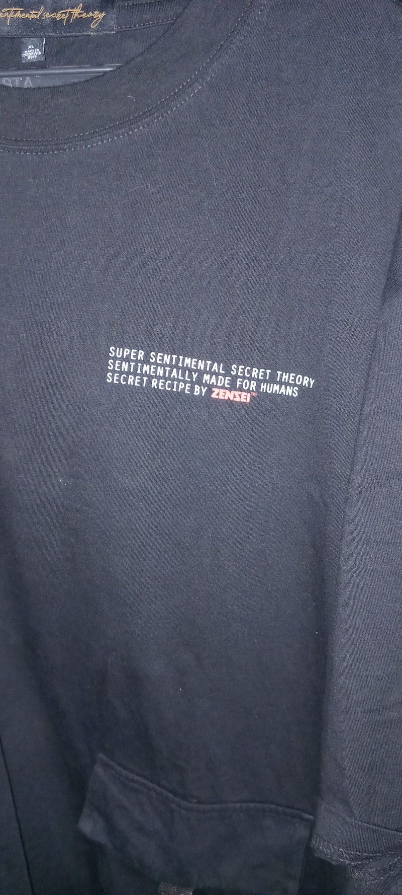Kaos Super Sentimental Secret, foto 2