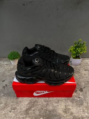 NIKE AIRMAX TN PLUS TRIPLE BLACK