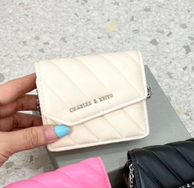 CHARLES AND KEITH ASYMMETRIC FLAP WALLET, foto 2