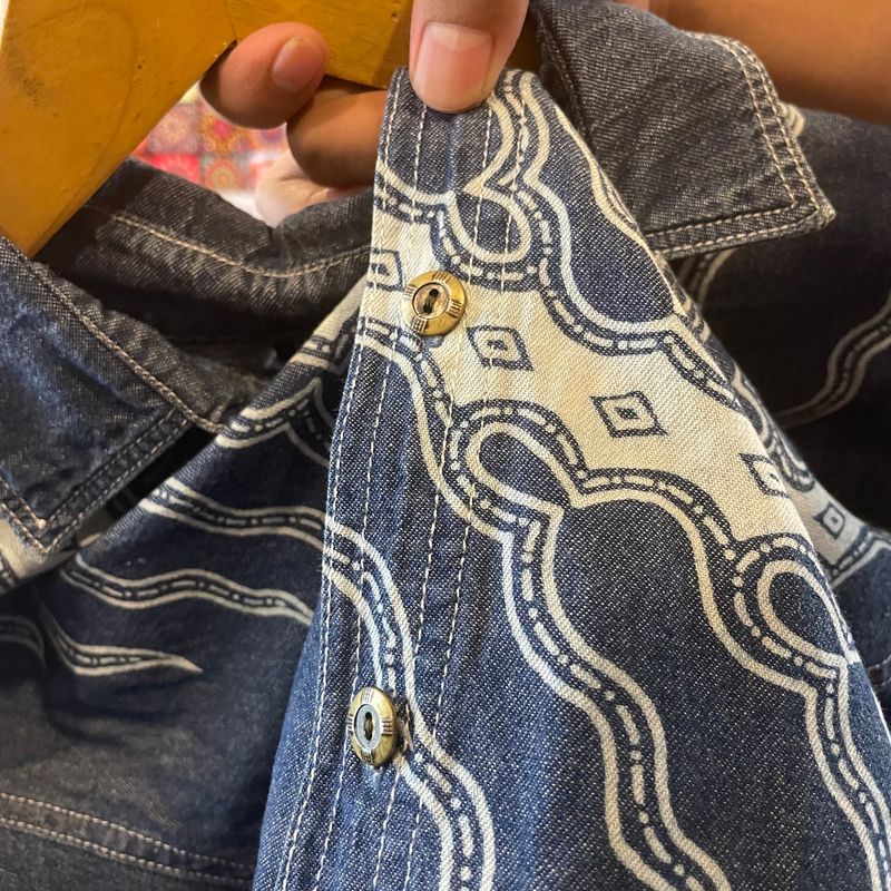 Modern Denim Jeans Batik Shirt with Abstract Root Pattern, foto 4