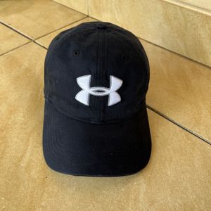 Topi under armour warna hitam