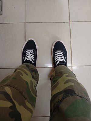 Sepatu sneaker rebsgold hitam