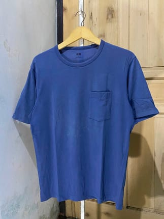 Kaos Uniqlo Airism navy pocket