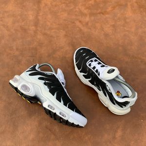 Nike Sportswear Sneakers Pria white black