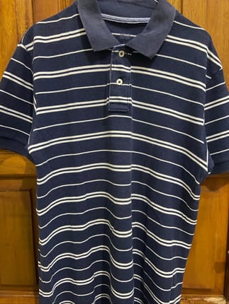 Uniqlo polo shirt, size M, good sale.