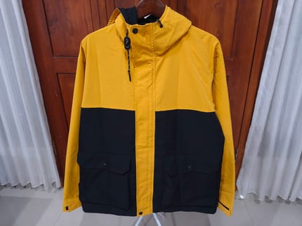 Jaket parka outdoor twotone color GU global uniqlo anti air