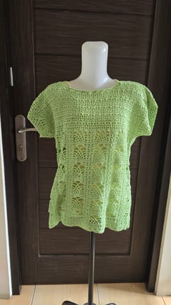 blus rajut hijau dengan tanktop dalaman pl
